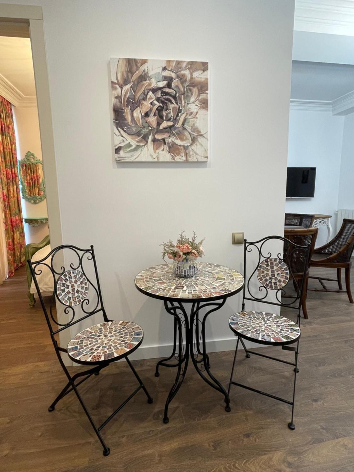 Picasso Apartment Kutaisi Eksteriør bilde